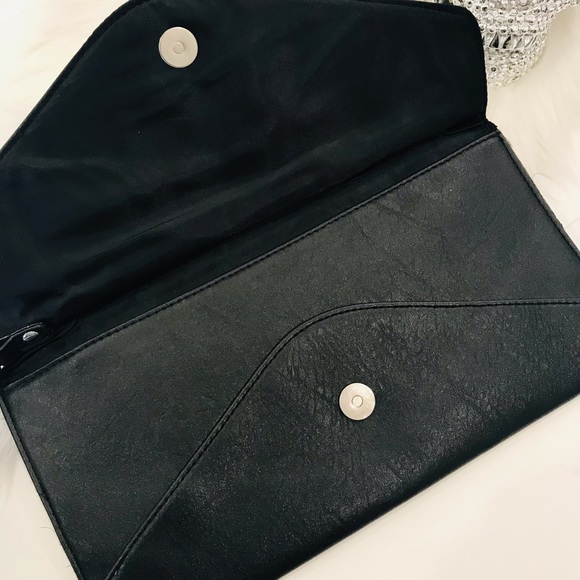 Exhilaration-Faux Leather, skulls and studded envelope wristlet - Picture 4 of 7